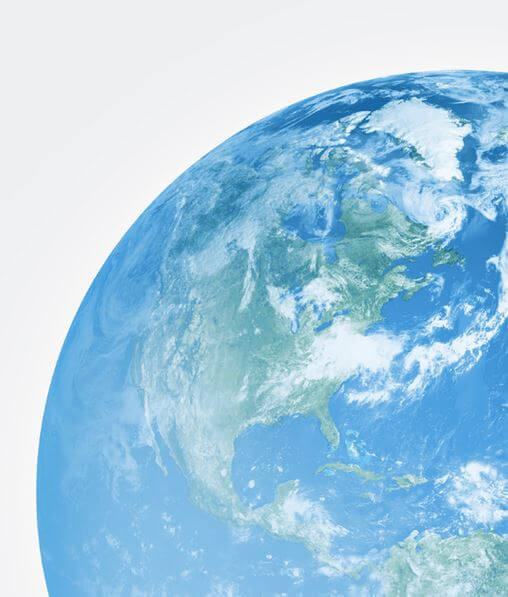 在浅灰色背景上的地球的蓝色球体视图。