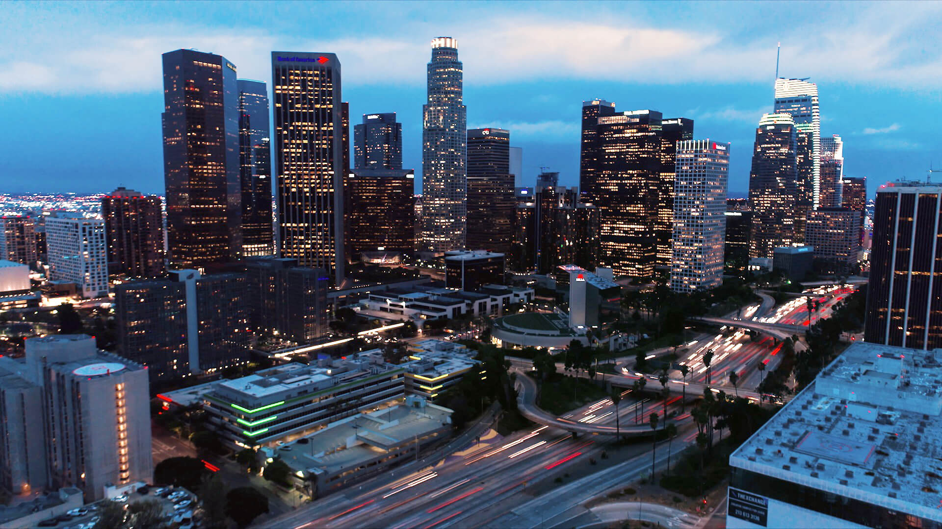 洛杉矶晚上的天际线，用可再生能源照明。
